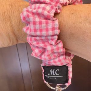 CUELGA LLAVES MUÑECA ROSA Y GRIS SCRUNCHIE